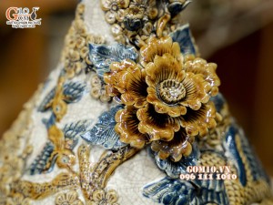 Tỳ bà men rạn đắp nổi Công Đào Phú Quý, cao 45cm