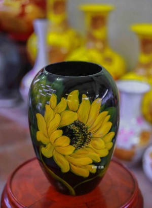 Vò hoa dáng xoài vẽ hoa hướng dương